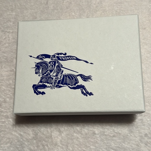 Burberry gift envelope & keepsake box - Picture 9 of 13